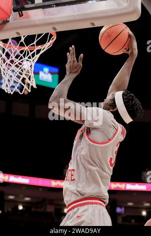 Columbus, Ohio, USA. Januar 2024. Ohio State Buckeyes Center Felix Okpara (34) holt sich während des Spiels zwischen den Rutgers Scarlett Knights und den Ohio State Buckeyes in der Value City Arena in Columbus, Ohio, eine Offensive. (Kreditbild: © Scott Stuart/ZUMA Press Wire) NUR REDAKTIONELLE VERWENDUNG! Nicht für kommerzielle ZWECKE! Stockfoto