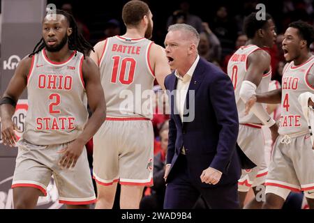 Columbus, Ohio, USA. Januar 2024. Chris Holtmann, Cheftrainer der Ohio State Buckeyes, reagiert nach einem drei-Punkte-Korb während des Spiels zwischen den Rutgers Scarlett Knights und den Ohio State Buckeyes in der Value City Arena in Columbus, Ohio. (Kreditbild: © Scott Stuart/ZUMA Press Wire) NUR REDAKTIONELLE VERWENDUNG! Nicht für kommerzielle ZWECKE! Stockfoto