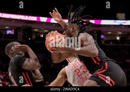 Columbus, Ohio, USA. Januar 2024. Clifford Omoruyi (11) kämpft um einen Rückschlag unter dem Korb während des Spiels zwischen den Rutgers Scarlett Knights und den Ohio State Buckeyes in der Value City Arena in Columbus, Ohio. (Kreditbild: © Scott Stuart/ZUMA Press Wire) NUR REDAKTIONELLE VERWENDUNG! Nicht für kommerzielle ZWECKE! Stockfoto