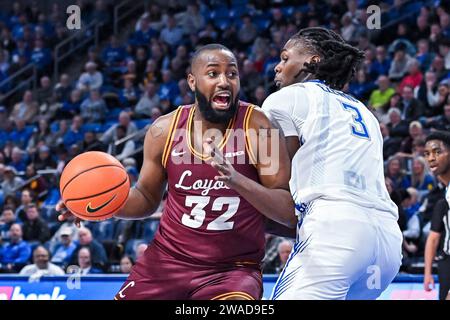 3. JANUAR 2024: Loyola (Il) Ramblers Forward Dame Adelekun (32) dreht sich um die Verteidigung von Saint Louis Billikens Forward Bradley Ezewiro (3) in einem regulären Saisonspiel, bei dem die Loyola Chicago Ramblers die Saint Louis Billikens besuchten. In der Chaifetz Arena in St. Louis, MO am Mittwoch, den 03. Januar 2024 Richard Ulreich/CSM Stockfoto