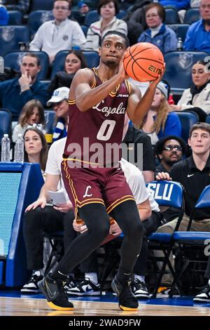 3. JANUAR 2024: Loyola (Il) Ramblers beschützt Desmond Watson (0), um in einem regulären Saisonspiel, in dem die Loyola Chicago Ramblers die Saint Louis Billikens besuchten, einen 3-Punkte-Schuss zu schießen. In der Chaifetz Arena in St. Louis, MO am Mittwoch, den 03. Januar 2024 Richard Ulreich/CSM Stockfoto