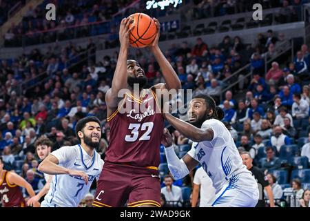 3. JANUAR 2024: Loyola (Il) Ramblers Stürmer Dame Adelekun (32) rutscht an Saint Louis Billikens Stürmer Terrence Hargrove Jr. (22) vorbei und wirft einen Schuss in einem regulären Saisonspiel, bei dem die Loyola Chicago Ramblers die Saint Louis Billikens besuchten. In der Chaifetz Arena in St. Louis, MO am Mittwoch, den 03. Januar 2024 Richard Ulreich/CSM Stockfoto
