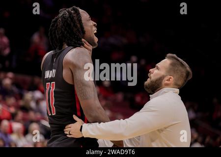 Columbus, Ohio, USA. Januar 2024. Clifford Omoruyi (11), der in der zweiten Spielhälfte zwischen den Rutgers Scarlett Knights und den Ohio State Buckeyes in der Value City Arena in Columbus, Ohio, angegriffen wurde, greift seinen Hals. (Kreditbild: © Scott Stuart/ZUMA Press Wire) NUR REDAKTIONELLE VERWENDUNG! Nicht für kommerzielle ZWECKE! Stockfoto