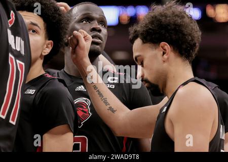 Columbus, Ohio, USA. Januar 2024. Rutgers Scarlet Knights Guard Noah Fernandes (2) kommt vor Beginn der zweiten Spielhälfte zwischen den Rutgers Scarlett Knights und den Ohio State Buckeyes in der Value City Arena in Columbus, Ohio, zusammen. (Kreditbild: © Scott Stuart/ZUMA Press Wire) NUR REDAKTIONELLE VERWENDUNG! Nicht für kommerzielle ZWECKE! Stockfoto