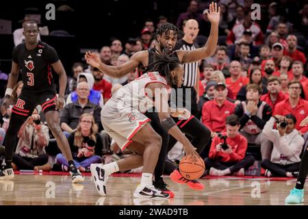 Columbus, Ohio, USA. Januar 2024. Bruce Thornton (2) fährt gegen Austin Williams (24) während des Spiels zwischen den Rutgers Scarlett Knights und den Ohio State Buckeyes in der Value City Arena in Columbus, Ohio. (Kreditbild: © Scott Stuart/ZUMA Press Wire) NUR REDAKTIONELLE VERWENDUNG! Nicht für kommerzielle ZWECKE! Stockfoto