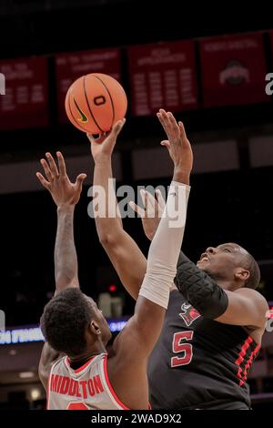 Columbus, Ohio, USA. Januar 2024. Rutgers Scarlet Knights Stürmer Aundre Hyatt (5) schießt während des Spiels zwischen den Rutgers Scarlett Knights und den Ohio State Buckeyes in der Value City Arena, Columbus, Ohio, über den Ohio State Buckeyes-Wachmann Scotty Middleton (0). (Kreditbild: © Scott Stuart/ZUMA Press Wire) NUR REDAKTIONELLE VERWENDUNG! Nicht für kommerzielle ZWECKE! Stockfoto