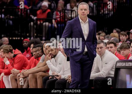 Columbus, Ohio, USA. Januar 2024. Chris Holtmann, Cheftrainer der Ohio State Buckeyes, beobachtet die Action während des Spiels zwischen den Rutgers Scarlett Knights und den Ohio State Buckeyes in der Value City Arena in Columbus, Ohio. (Kreditbild: © Scott Stuart/ZUMA Press Wire) NUR REDAKTIONELLE VERWENDUNG! Nicht für kommerzielle ZWECKE! Stockfoto