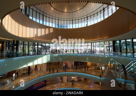 KUALA LUMPUR, MALAYSIA - CA. MAI 2023: atrium im Stadtzentrum von LaLaport Bukit Bintang. Stockfoto