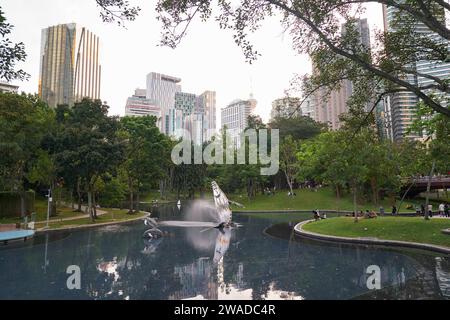 KUALA LUMPUR, MALAYSIA – CA. MAI 2023: Blick auf den KLCC Park in Kuala Lumpur. Stockfoto