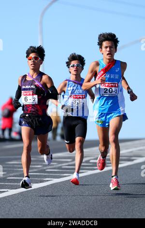 Präfektur Gunma, Gunma, Japan. Januar 2024. (L-R) Kanta shimizu (SUBARU), Kaede Shinohara (), Naoto Hashimoto (), 1. JANUAR 2024 - Ekiden: Neujahr Ekiden 2024 68. All Japan Industrial Ekiden Race Start & Goal in der Präfektur Gunma, Gunma, Japan. Quelle: Naoki Nishimura/AFLO SPORT/Alamy Live News Stockfoto