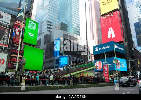 New York City, Usa. Januar 2024. Fußgänger warten an einem öffentlichen Platz an der Schlange, während andere eine rote Treppe hinauf und hinunter laufen. In der ersten Woche des Jahres 2024 besuchen Einheimische, Touristen und Shopper Geschäfte und Attraktionen am Times Square in Midtown Manhattan, New York City. Quelle: SOPA Images Limited/Alamy Live News Stockfoto