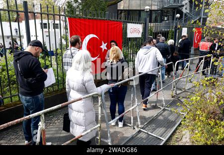 Schlange vor dem türkischen Generalkonsulat. Türkische Bürger, die in Deutschland stimmberechtigt sind, können ihre Stimme im türkischen Parlament und abgeben Stockfoto