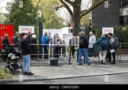 Schlange vor dem türkischen Generalkonsulat. Türkische Staatsbürger, die in Deutschland stimmberechtigt sind, können ihre Stimme im türkischen Parlament und in der PR abgeben Stockfoto