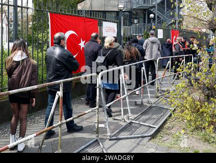 Schlange vor dem türkischen Generalkonsulat. Türkische Bürger, die in Deutschland stimmberechtigt sind, können ihre Stimme im türkischen Parlament und abgeben Stockfoto