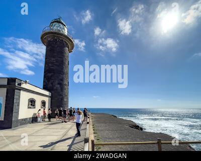 Luftaufnahme des Leuchtturms Faro Punta de Jandia an der südlichen Spitze der Halbinsel Jandia, rechts am Bildrand weiße Whitecaps Stockfoto