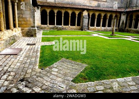 Das Klostergebiet der Stiftskirche Saint-Emilion in Saint-Emilion im Departement Gironde in Nouvelle-Aquitaine im Südwesten Frankreichs Stockfoto