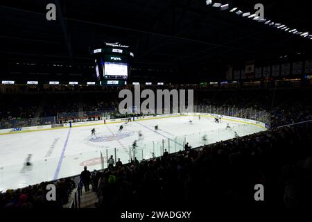 Tsongas Center. Januar 2024. Massachusetts, USA; Spieler laufen im Tsongas Center in einem PWHL-Spiel zwischen Boston und Minnesota auf dem Eis. (c) Burt Granofsky/CSM/Alamy Live News Stockfoto