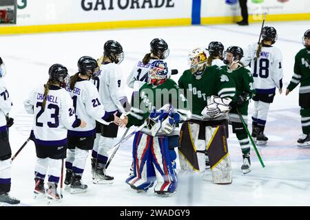 Tsongas Center. Januar 2024. Massachusetts, USA; Spieler schütteln sich nach einem PWHL-Spiel zwischen Boston und Minnesota im Tsongas Center die Hand. (c) Burt Granofsky/CSM/Alamy Live News Stockfoto