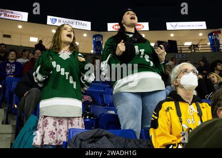 Tsongas Center. Januar 2024. Massachusetts, USA; Fans jubeln Boston in einem Spiel zwischen Boston und Minnesota im Tsongas Center an. (c) Burt Granofsky/CSM/Alamy Live News Stockfoto