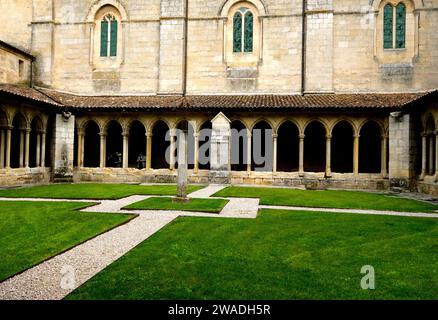 Das Klostergebiet der Stiftskirche Saint-Emilion in Saint-Emilion im Departement Gironde in Nouvelle-Aquitaine im Südwesten Frankreichs Stockfoto