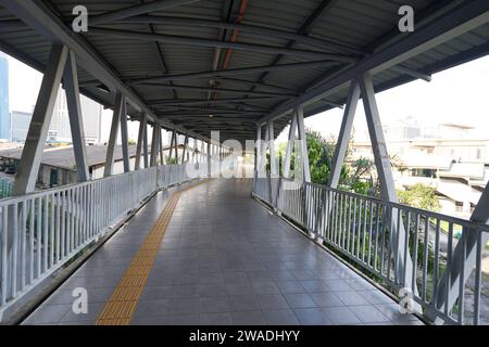 KUALA LUMPUR, MALAYSIA - 27. MAI 2023: Blick auf den Fußgängerweg in Kuala Lumpur. Stockfoto
