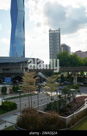 KUALA LUMPUR, MALAYSIA - 27. MAI 2023: Blick auf den Bahnhof Hang Tuah mit Merdeka 118 im Hintergrund in Kuala Lumpur. Stockfoto