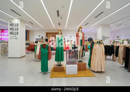 KUALA LUMPUR, MALAYSIA - 27. MAI 2023: Innenaufnahme des Forever 21-Stores im Bukit Bintang City Centre von LaLaport. Forever 21 ist ein multinationales fas Stockfoto