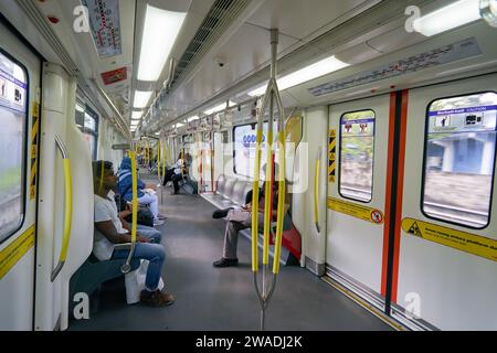 KUALA LUMPUR, MALAYSIA - 27. MAI 2023: Innenaufnahme eines leichten Schnelltransportwagens (LRT) in Kuala Lumpur. Stockfoto