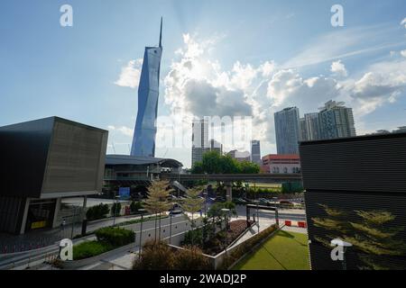 KUALA LUMPUR, MALAYSIA - 27. MAI 2023: Blick auf den Bahnhof Hang Tuah mit Merdeka 118 im Hintergrund in Kuala Lumpur. Stockfoto