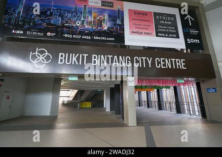 KUALA LUMPUR, MALAYSIA - 27. MAI 2023: Zufahrt zum Stadtzentrum von Bukit Bintang. Stockfoto