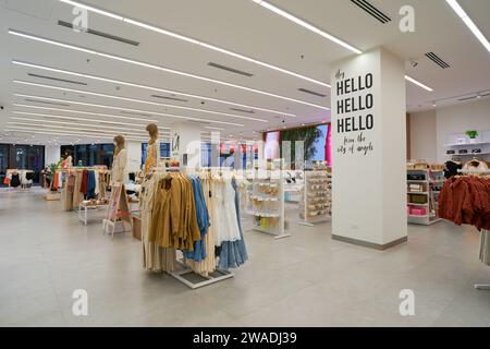 KUALA LUMPUR, MALAYSIA - 27. MAI 2023: Innenaufnahme des Forever 21-Stores im Bukit Bintang City Centre von LaLaport. Forever 21 ist ein multinationales fas Stockfoto