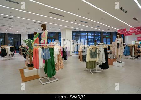 KUALA LUMPUR, MALAYSIA - 27. MAI 2023: Innenaufnahme des Forever 21-Stores im Bukit Bintang City Centre von LaLaport. Forever 21 ist ein multinationales fas Stockfoto