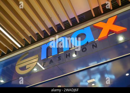KUALA LUMPUR, MALAYSIA - 27. MAI 2023: Max Fashion-Zeichen für den Ladeneingang im Stadtzentrum von LaLaport Bukit Bintang. Stockfoto