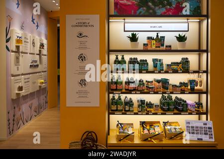 KUALA LUMPUR, MALAYSIA - 27. MAI 2023: Haarpflegeprodukte werden im L'Occitane-Geschäft im Einkaufszentrum LaLaport Bukit Bintang City Centre ausgestellt. L'Occita Stockfoto