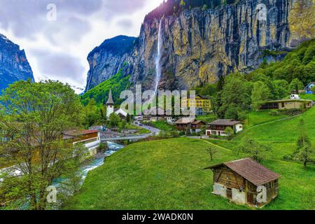 Panoramablick auf das Lauterbrunnental und den Staubbachfall in den Schweizer Alpen, Schweiz Stockfoto