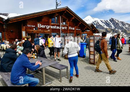 Grindelwald - 23. Mai 2023: Tourist auf der Restaurantterrasse auf der Skycliff Walk auf dem ersten Gipfel der Schweizer Alpen, Schweiz Stockfoto