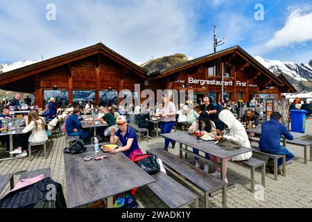 Grindelwald - 23. Mai 2023: Tourist auf der Restaurantterrasse auf der Skycliff Walk auf dem ersten Gipfel der Schweizer Alpen, Schweiz Stockfoto