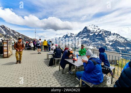 Grindelwald - 23. Mai 2023: Tourist auf der Restaurantterrasse auf der Skycliff Walk auf dem ersten Gipfel der Schweizer Alpen, Schweiz Stockfoto