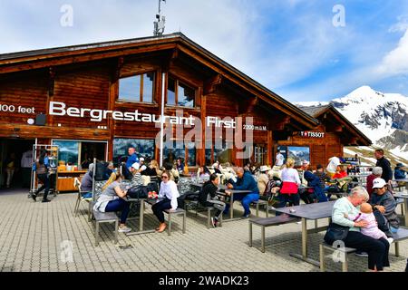 Grindelwald - 23. Mai 2023: Tourist auf der Restaurantterrasse auf der Skycliff Walk auf dem ersten Gipfel der Schweizer Alpen, Schweiz Stockfoto