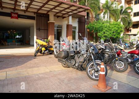 PHUKET, THAILAND - 30. APRIL 2023: Geparkte Motorräder am Morgen im ibis Hotel Phuket Patong. Stockfoto