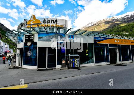 Zermatt, Schweiz 22-5,2023: Vorderansicht der Gornergrat bahn oder Bahnhof Gornergrat es ist eine Zugstrecke auf einem Bergrücken in den Schweizer Alpen Stockfoto