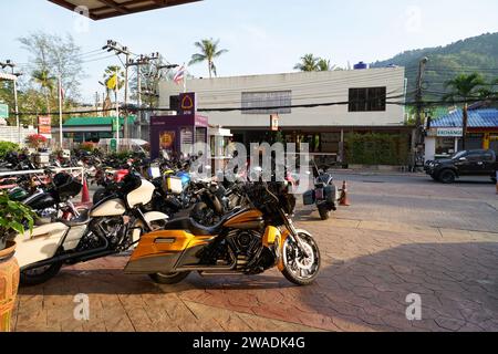 PHUKET, THAILAND - 30. APRIL 2023: Geparkte Motorräder am Morgen im ibis Hotel Phuket Patong. Stockfoto