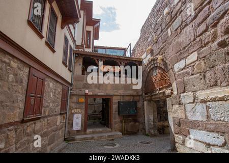 Historisches Geschäftsgebäude in der Kale Kapisi Straße im alten Schloss Ankara im Bezirk Altindag in der Stadt Ankara, Türkei. Stockfoto