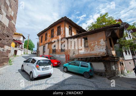 Historisches Geschäftsgebäude in der Kale Kapisi Straße im alten Schloss Ankara im Bezirk Altindag in der Stadt Ankara, Türkei. Stockfoto