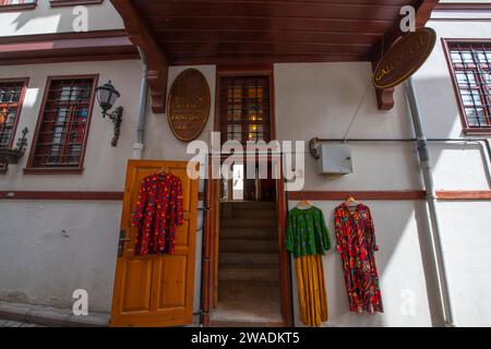 Historisches Geschäftsgebäude in der Kale Kapisi Straße im alten Schloss Ankara im Bezirk Altindag in der Stadt Ankara, Türkei. Stockfoto