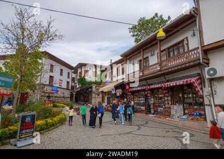 Historisches Geschäftsgebäude in der Kale Kapisi Straße im alten Schloss Ankara im Bezirk Altindag in der Stadt Ankara, Türkei. Stockfoto