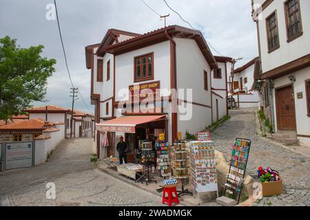 Historisches Geschäftsgebäude in der Kale Kapisi Straße im alten Schloss Ankara im Bezirk Altindag in der Stadt Ankara, Türkei. Stockfoto