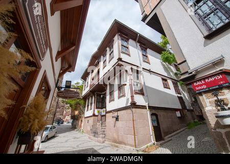 Historisches Geschäftsgebäude in der Kale Kapisi Straße im alten Schloss Ankara im Bezirk Altindag in der Stadt Ankara, Türkei. Stockfoto