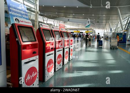 PHUKET, THAILAND - 9. MAI 2023: AirAsia-Automaten zum Selbsteinchecken im internationalen Flughafen von Phuket. Stockfoto