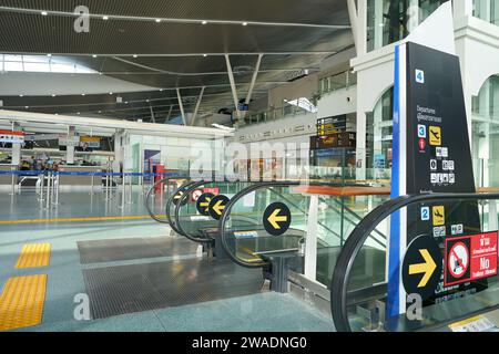 PHUKET, THAILAND - 9. MAI 2023: Eine Rolltreppe am internationalen Flughafen Phuket. Stockfoto